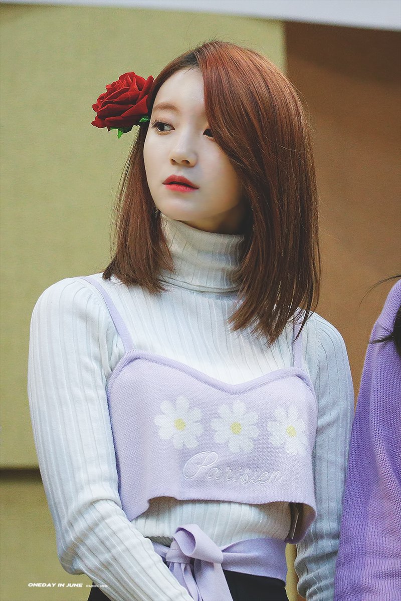 최근 사인회에서 장미 입에 문 오마이걸 비니.jpg | 인스티즈
