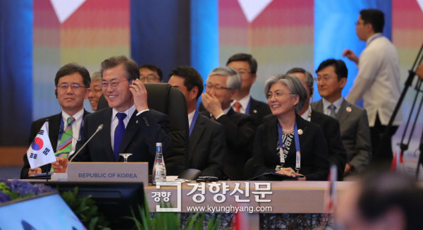 文대통령 아세안 정상회담 필리핀 맞은편 상석(上席)에 자리배치... | 인스티즈