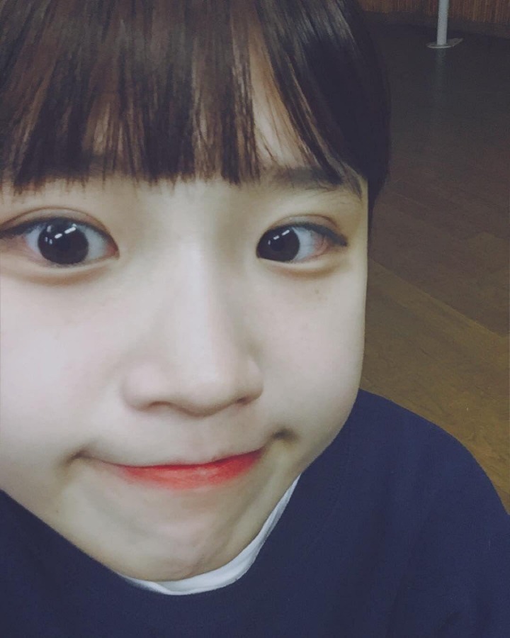 카메라에 들이미는 송하영.gif | 인스티즈