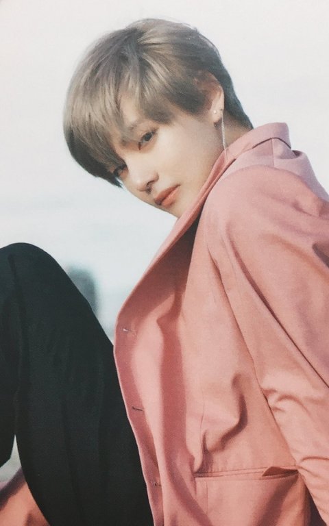 얼굴로 악세사리 존재감 하락시키는 방탄소년단 뷔.jpgif | 인스티즈