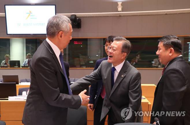 아셈 정상회의 각국 정상들과 인사 나누는 문재인 대통령.jpg | 인스티즈