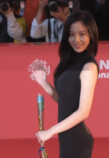 영화제 레드카펫에서 파격적인 드레스 입은 강한나.gif | 인스티즈