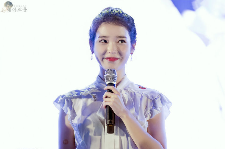 여전히 귀여운 똥머리 아이유.jpg | 인스티즈