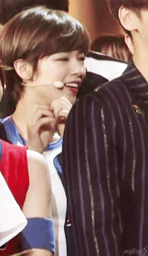 남자 아이돌과 눈 마주친 정연.gif | 인스티즈