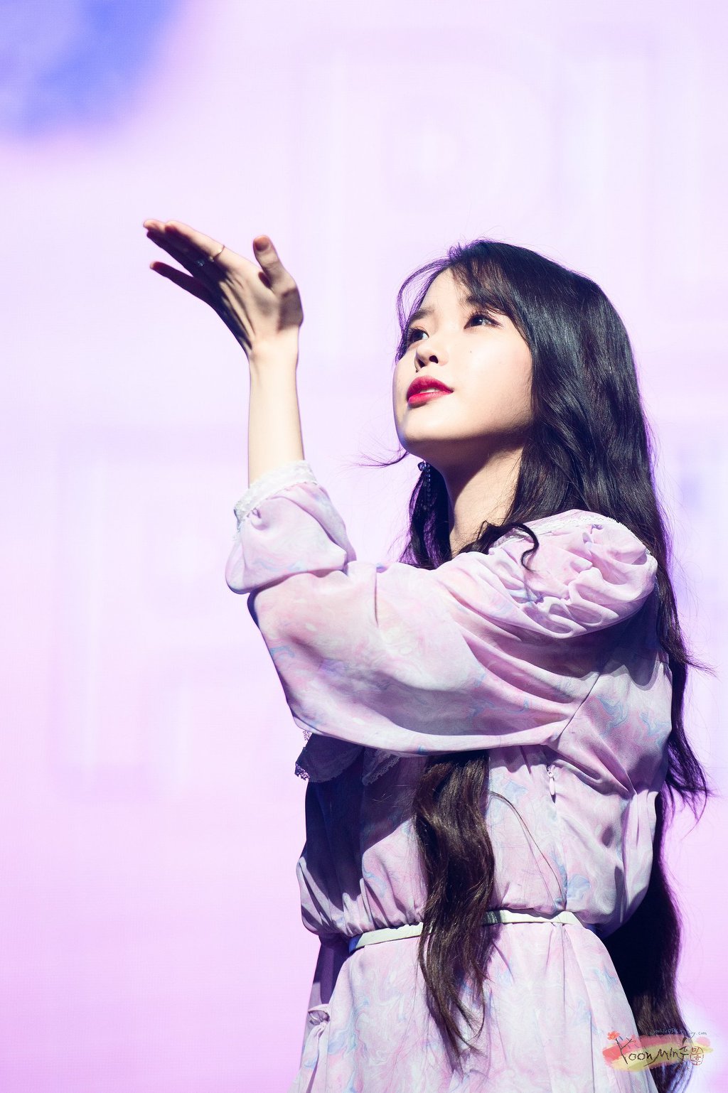 손키스 날리는 아이유.jpg | 인스티즈