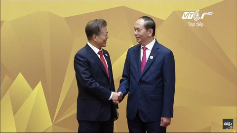 11/11 APEC 정상회의 본회의 세션에 참석한 문재인 대통령 | 인스티즈