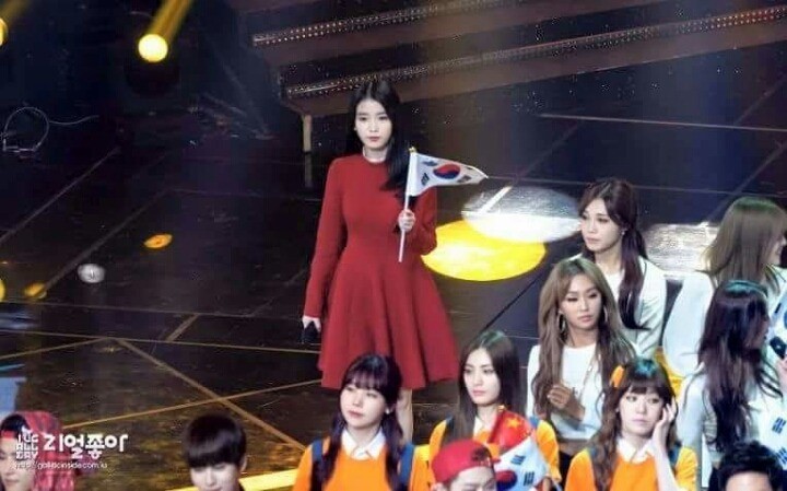 혼자 있는 아이유 챙기는 은지.jpg | 인스티즈