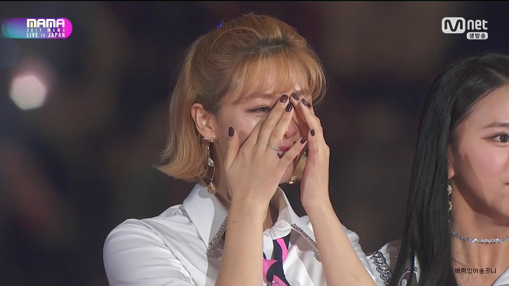 눈물 흘리는 다현이.gif | 인스티즈