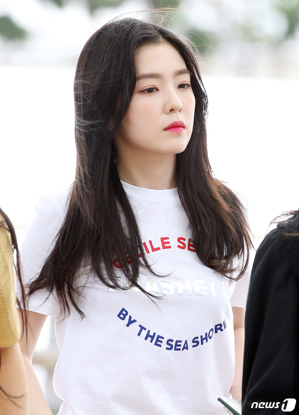 바람 부는 공항의 아이린.jpg | 인스티즈