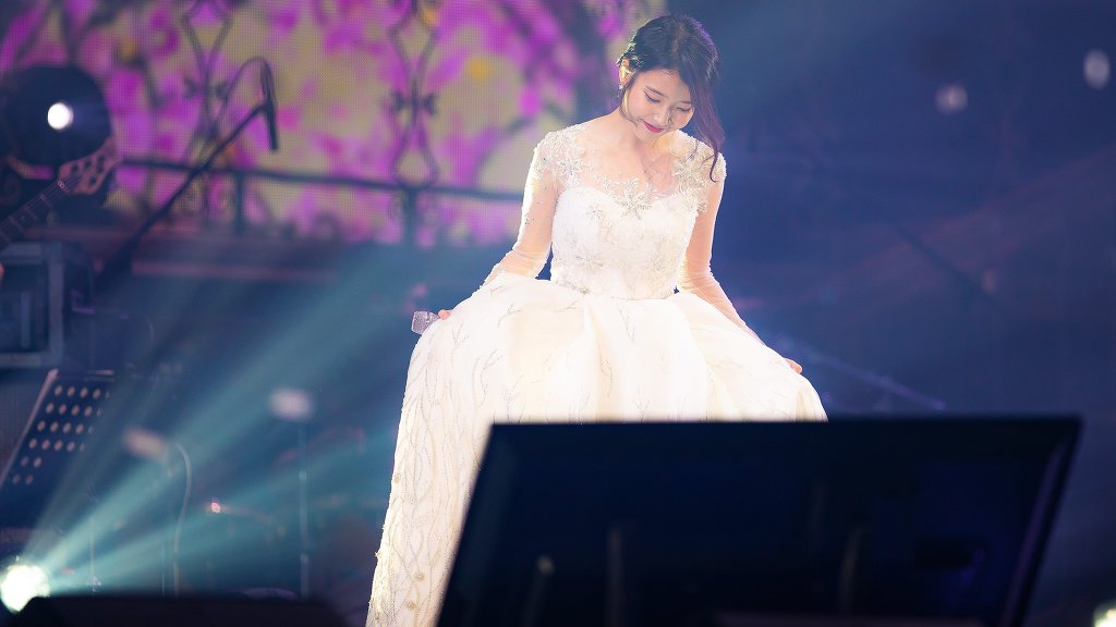 섹시함과 아름다움이 공존하는 광주콘서트 아이유.jpg | 인스티즈