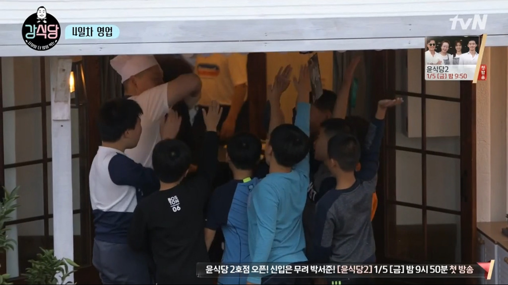 [강식당] 씨름하는 초딩 후배들 보고 신나서 점심값 18만원 내준 강호동.jpg | 인스티즈
