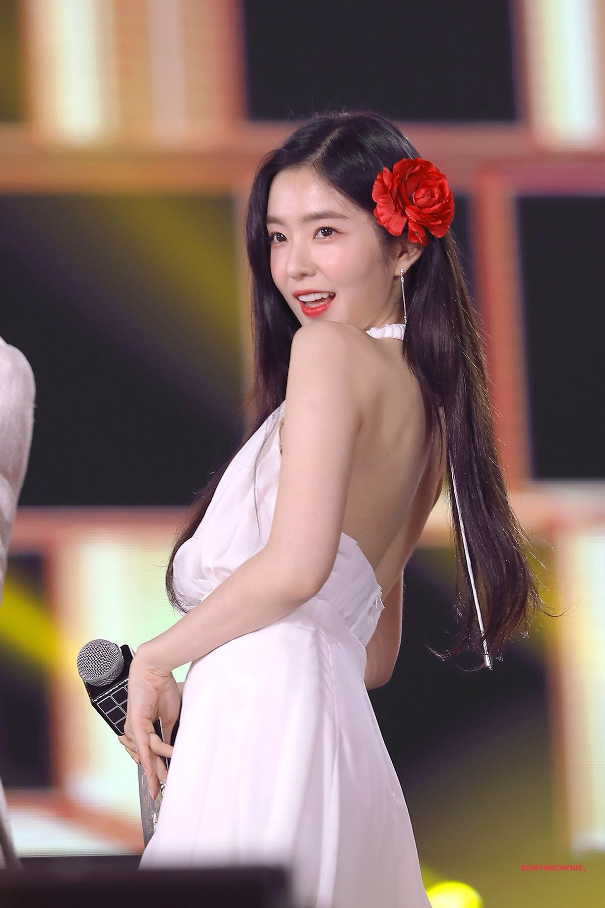 머리에 꽃을 단 아이린.jpgif | 인스티즈