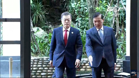 11/11 APEC 정상회의 본회의 세션에 참석한 문재인 대통령 | 인스티즈